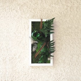 Vue de face du tableau végétal stabilisé LOVELYDOO avec plumes et feuillages verts dans cadre blanc