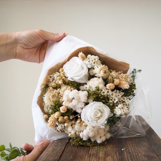 Bouquet de fleurs séchées blanc et crème – composition romantique Deco-Vegetale