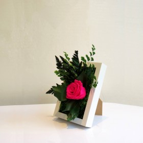 Cadre végétal SWEET BIRD avec rose éternelle posé sur une table