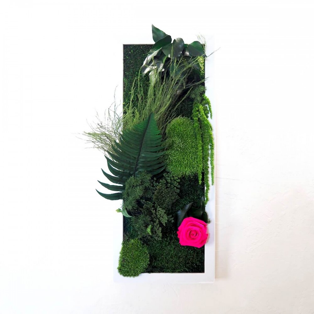 Tableau vegetal cadre blanc vertical avec rose fuchsia mousse et fougeres