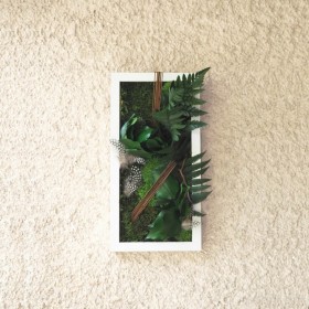 Tableau végétal stabilisé LOVELYDOO en cadre blanc, composé de feuillages verts, de mousse et de plumes