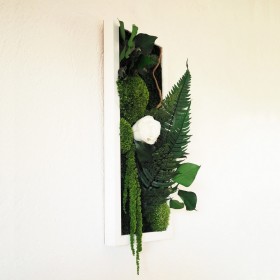 Composition vegetale cadre blanc vertical en relief avec rose blanche et fougere