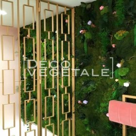 Mur végétal Flowers avec logo Deco-Vegetale en décoration intérieure