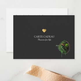 Carte cadeau décoration végétale ouverte laissant apparaître des plantes stabilisées