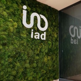 Mur végétal stabilisé Provence avec logo IAD blanc