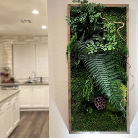 Tableau végétal stabilisé MAGIC — mousses, lotus et feuillages naturels stabilisés installé a l'entrée d'une cuisine