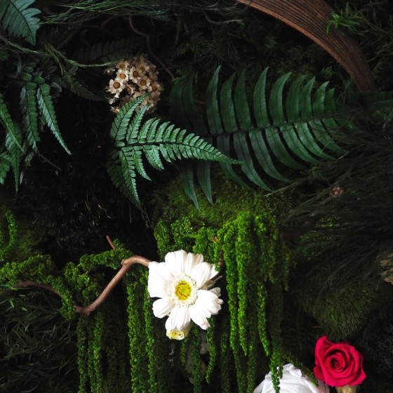 Mur végétal stabilisé Flowers avec fleurs blanches et fougères naturelles