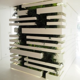 Mur végétal stabilisé Relief avec panneaux blancs et feuillages naturels