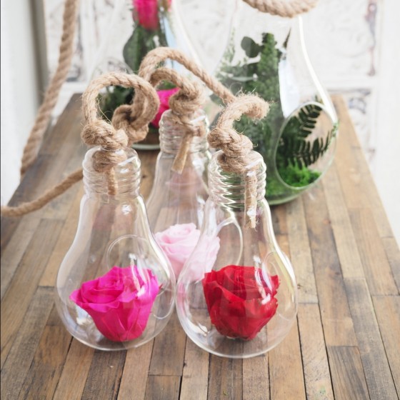 Composition florale stabilisée La Môme – rose éternelle en ampoule suspendue Deco-Vegetale