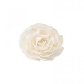 Gros plan sur une fleur de sola Camélia artisanale en bois