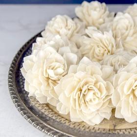 Fleurs de sola Dahlia présentées en décoration sur un plateau élégant
