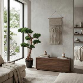 Bonsaï pin artificiel posé au sol dans un salon moderne au style zen