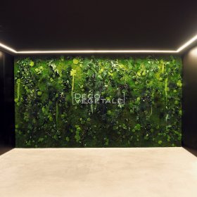 Mur végétal multivégétal stabilisé avec feuillages et plantes suspendues