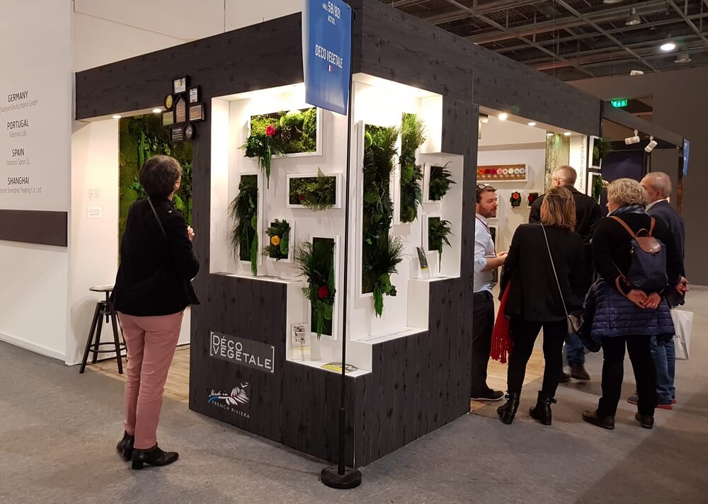 Stand Déco Végétale au salon Maison et Objet à Paris présentant des cadres et niches en plantes stabilisées.