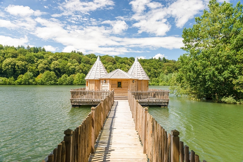 Cabane sur pilotis au-dessus de l’eau aux Cabanes des Grands Lacs