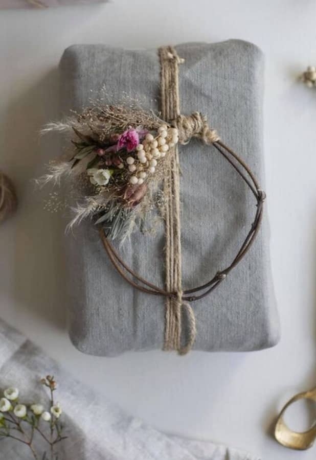 emballage cdeaux de noel avec une mini couronne de fleurs séchées