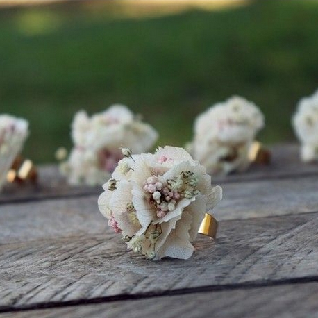 Petits accessoires floraux posés sur une table en bois