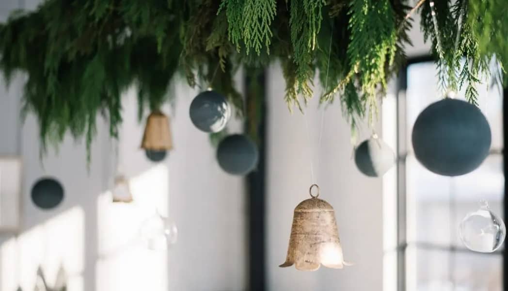 ciel de noel en branche de juniperus stabilisée et boule de noel