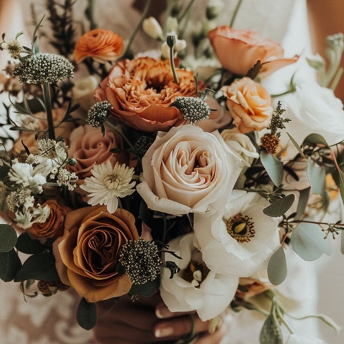 Bouquet de mariée avec fleurs orange et blanches