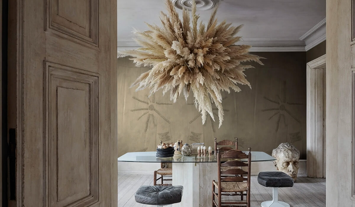 Grand bouquet de fleurs séchées suspendu au plafond dans un salon