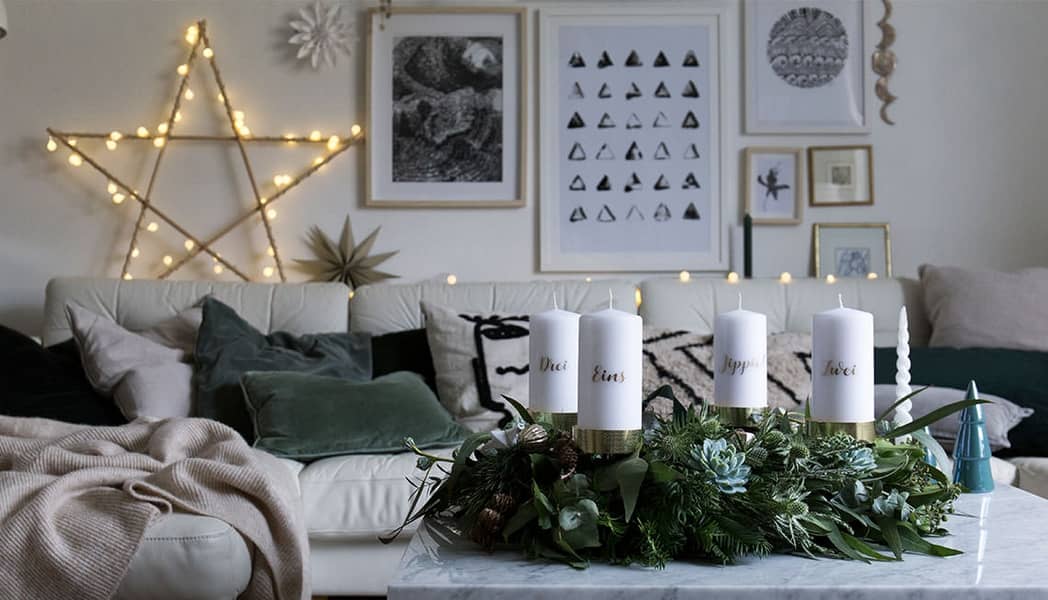 courone de noel en branches d'eucalyptus stabilisées sur une table basse