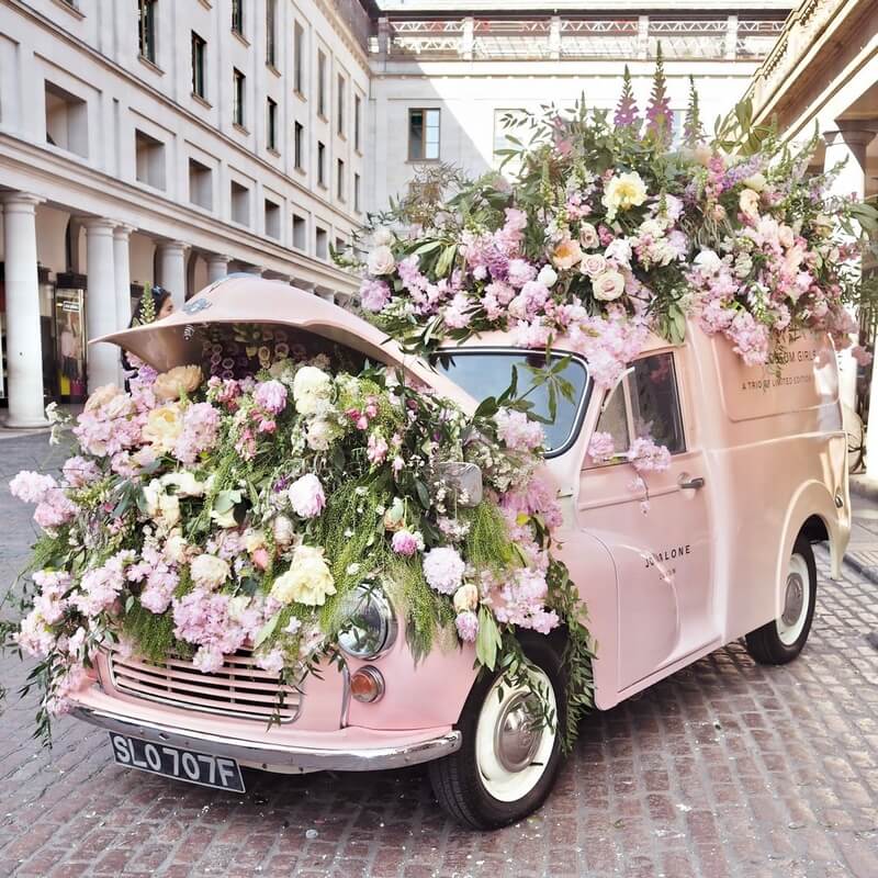 Voiture décorée de fleurs pour un mariage