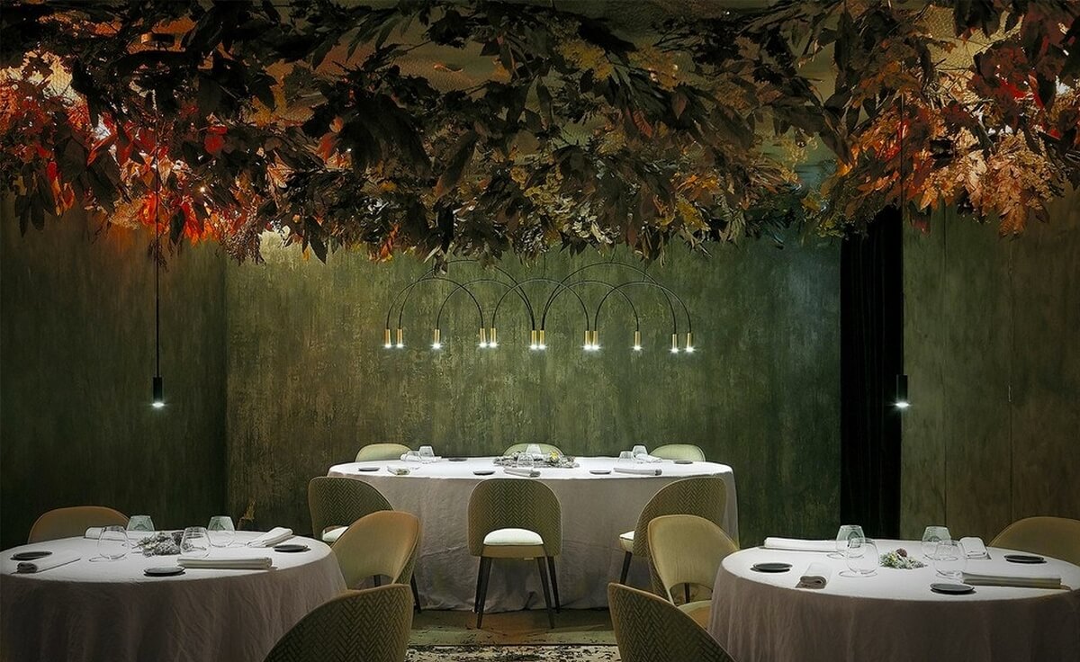 Décor de plafond avec bouquets et végétaux suspendus dans un restaurant
