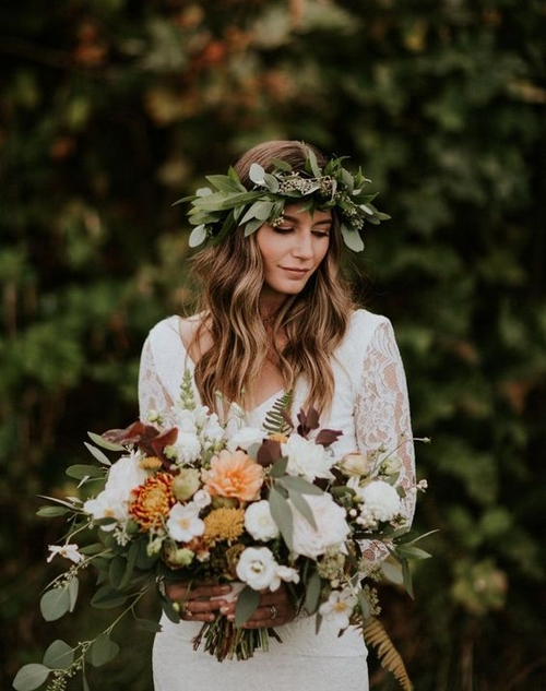 Mariée portant une couronne florale et tenant un bouquet