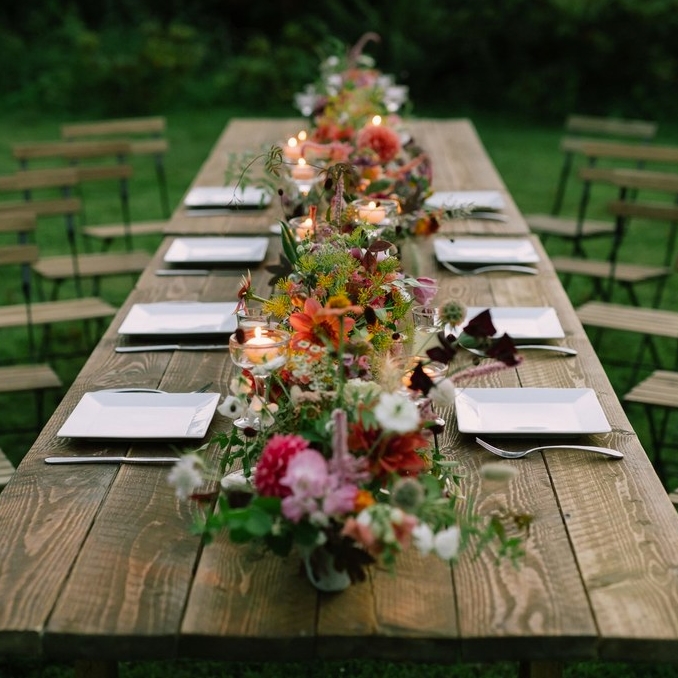  Table de cérémonie de mariage décorée de fleurs