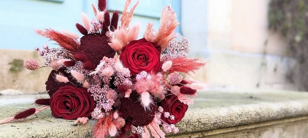 bouquet de roses et fleurs stabilisées rouge et rose