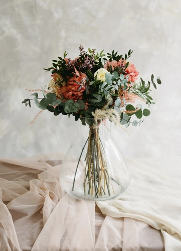 bouquet de plantes et fleurs stabilisées utilisé comme centre de table décoratif