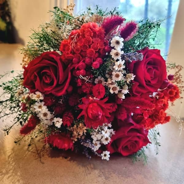 Bouquet de fleurs stabilisées MONTAIGNE au tons rouge