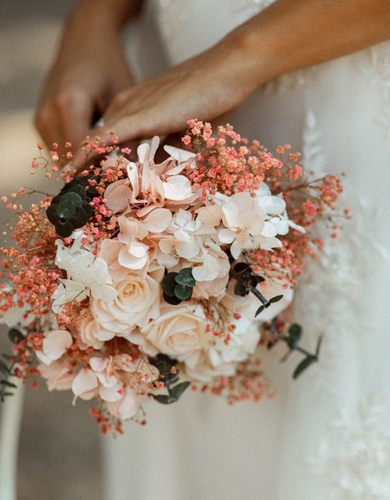 Bouquet de mariée rond dans des tons pastel