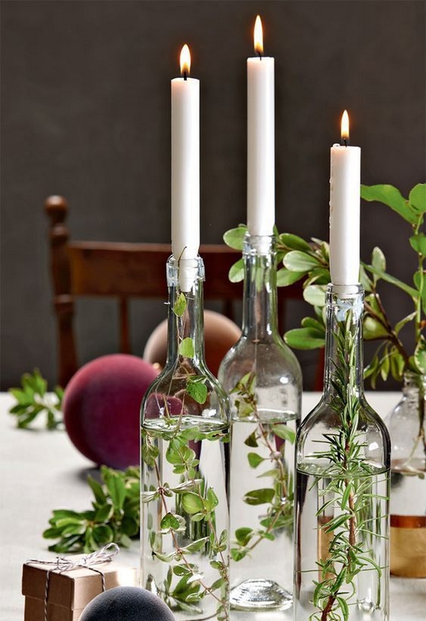 idée de bougeoire avec des bouteilles transparentes en verre sur une table