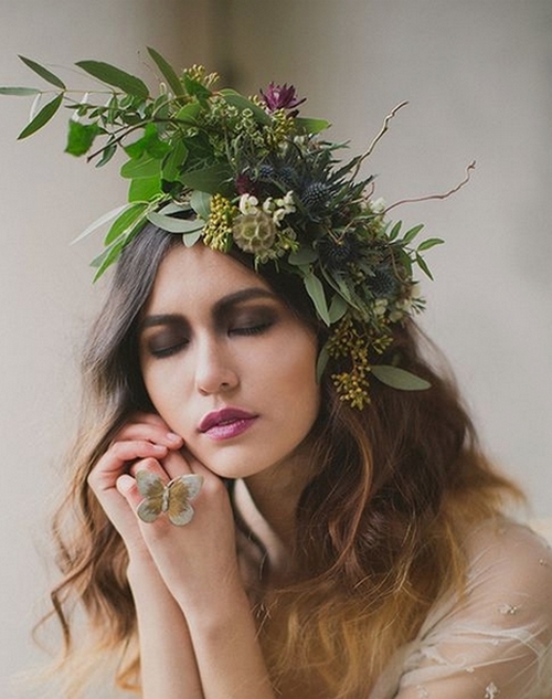 Portrait de femme portant une couronne de fleurs pour mariage