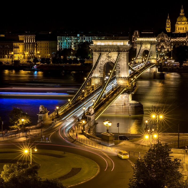 Vue nocturne d'un pont illuminé au-dessus de la seine paris