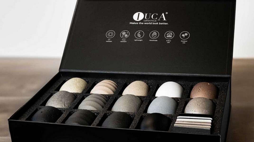 Coffret ouvert présentant différents échantillons de matières et coloris de pots