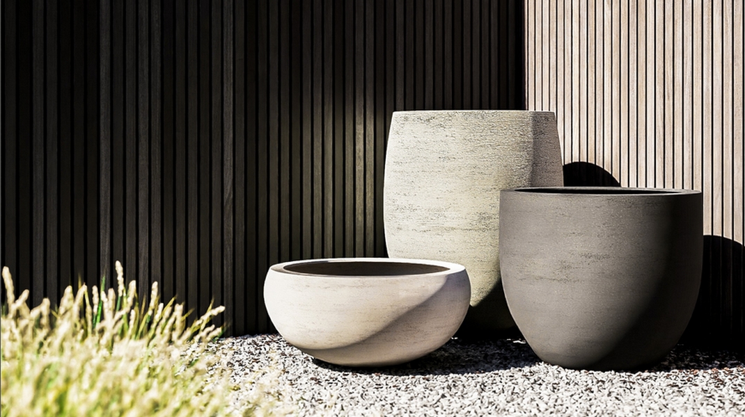 Ensemble de pots clairs de différentes tailles sur fond foncé