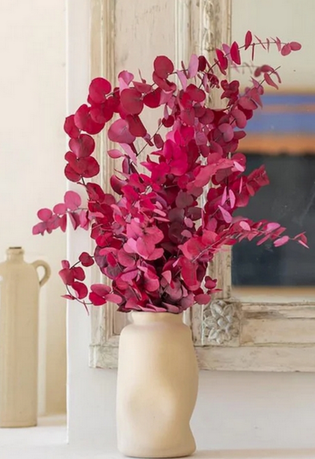 bouquet de stuartiana framboise dans un vase beige organique