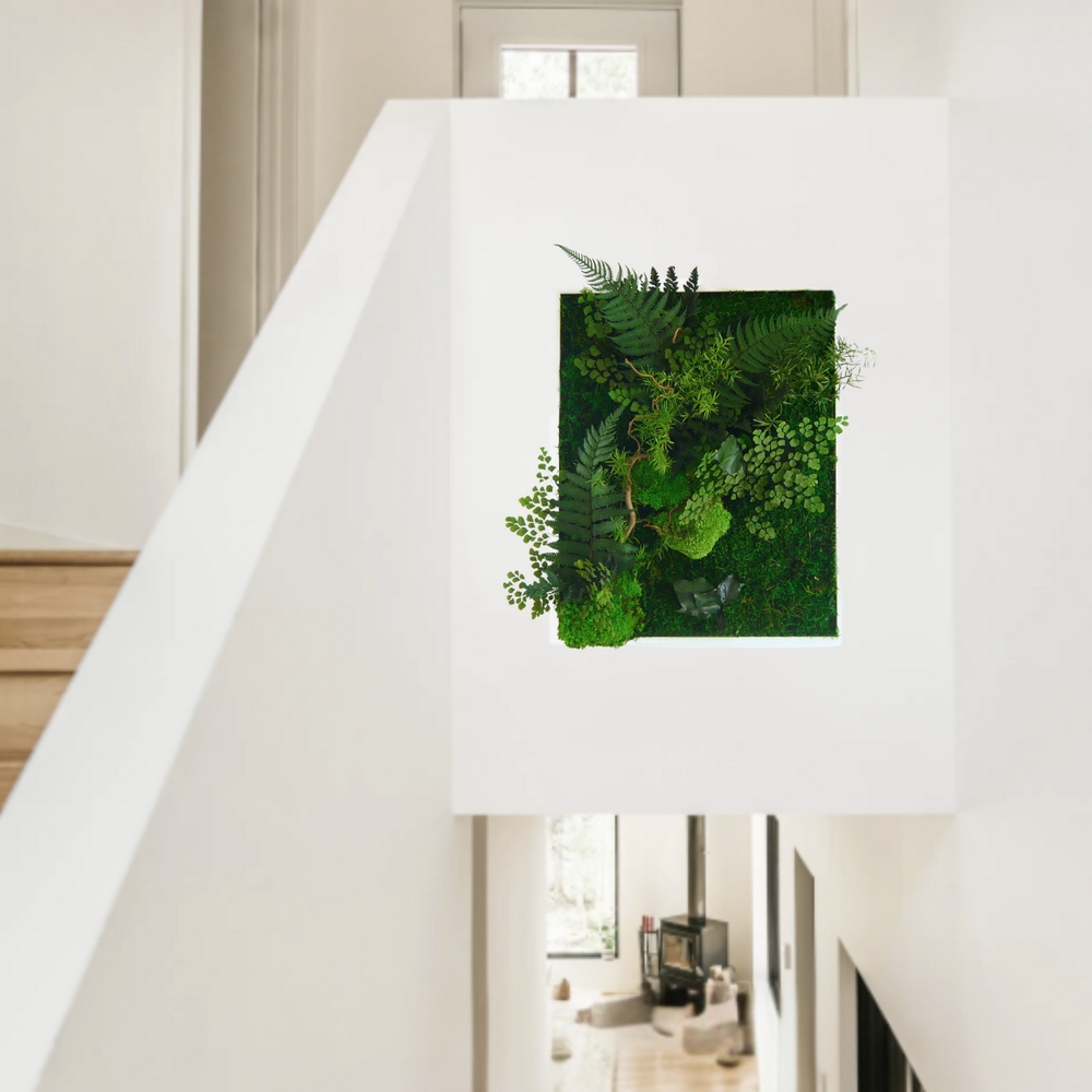 Tableau végétal stabilisé rectangulaire accroché au mur dans une cage d’escalier