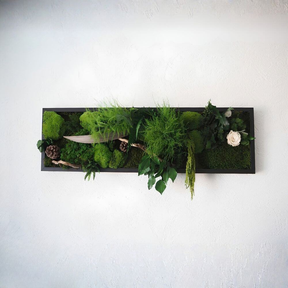 grand tableau vegetal stabilisé avec fleurs creme sur un mur clair