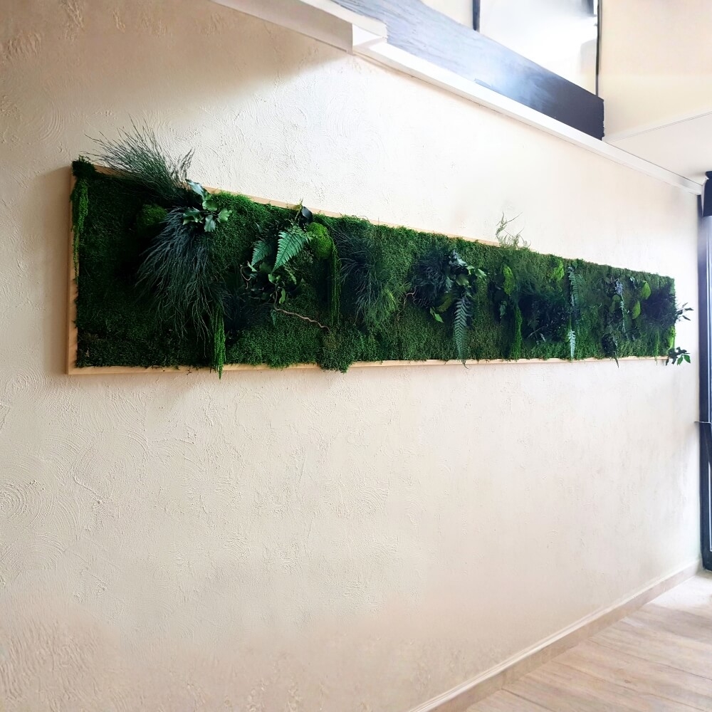 gran tableau vegetal panoramique sur un mur clair dans un restaurant