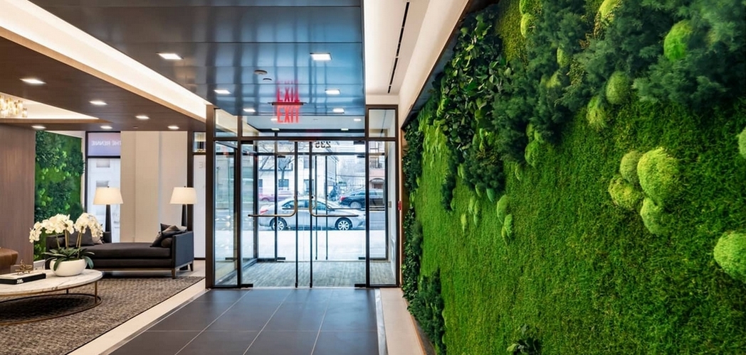 mur vegetal en plantes stabilisée dans une entrée d'hôtel a boston