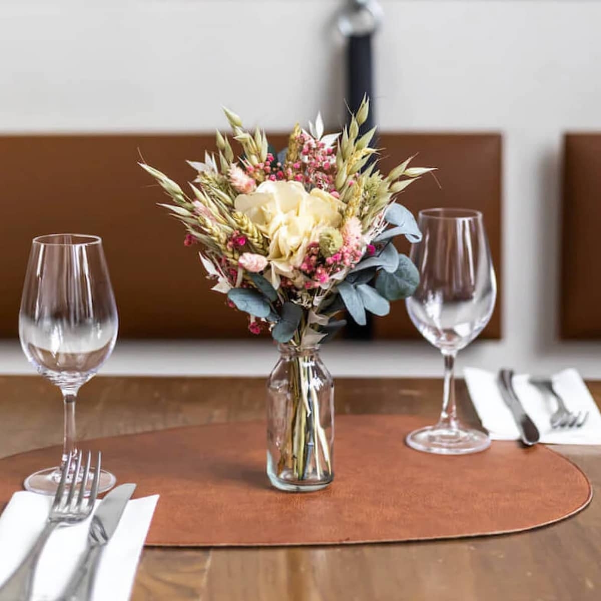 bouquet de fleurs et plantes stabilisés au centre d'une table