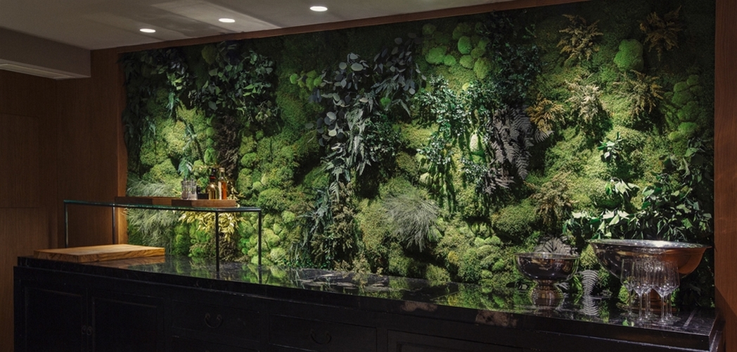 mur vegetal stabilisé dense devant un comptoir hôtellerie